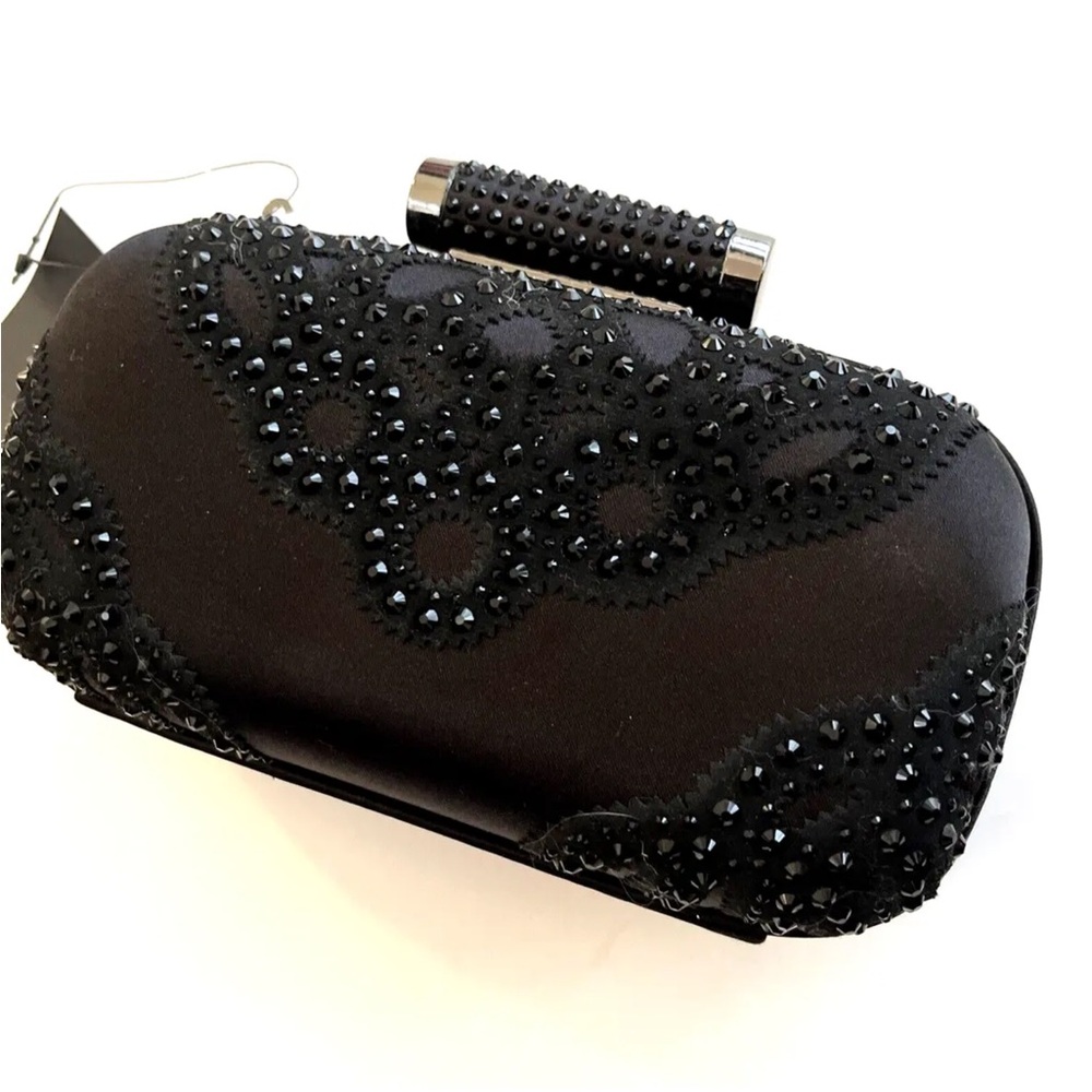 Badgley Mischka timeless ‘New’ black clutch with chain strap